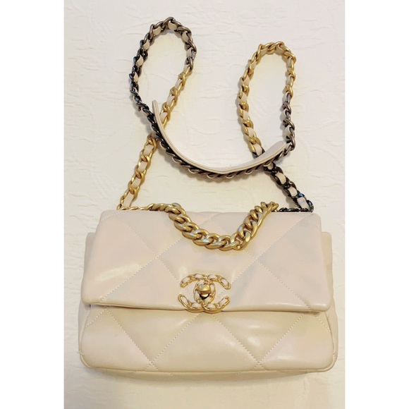 lululemon athletica Handbags - Gorgeous Cream Classic style Tufted Crossbody Bag.